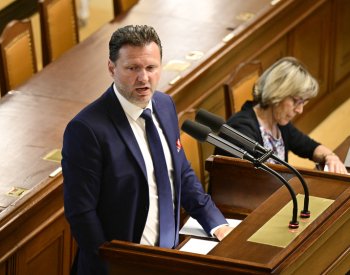 Část poslanců mluví o nutnosti kompromisu pro ukončení ruské války na Ukrajině