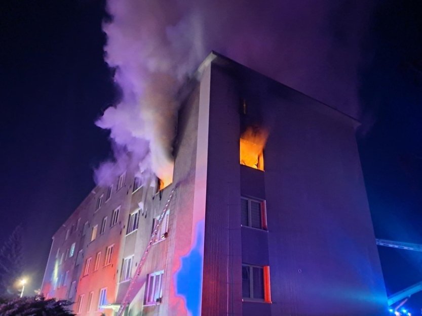 Hasiči zasahovali u požáru v bytě v Kamenici u Prahy, jedna vážně zraněná