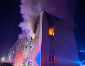 Hasiči zasahovali u požáru v bytě v Kamenici u Prahy, jedna vážně zraněná