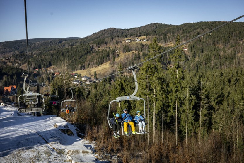 Vlekaři v Krkonoších a v Orlických horách díky mrazům otevírají další sjezdovky