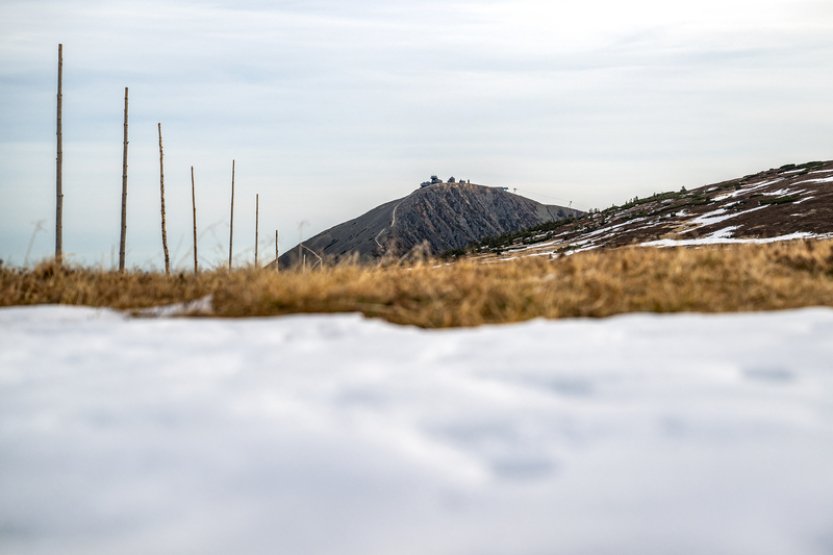 Silný vítr zastavil oba úseky kabinové lanovky na Sněžku, na vrcholu minus deset