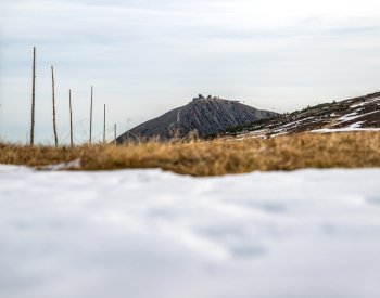 Silný vítr zastavil oba úseky kabinové lanovky na Sněžku, na vrcholu minus deset