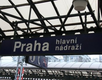 Nález mrtvého muže v kolejišti zastavil provoz vlaků v Praze u hlavního nádraží