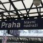 Nález mrtvého muže v kolejišti zastavil provoz vlaků v Praze u hlavního nádraží