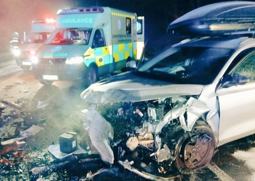 Při srážce dvou aut u Trutnova se zranilo sedm lidí, z toho čtyři děti