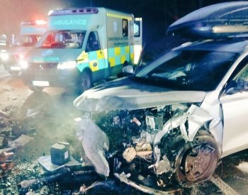 Při srážce dvou aut u Trutnova se zranilo sedm lidí, z toho čtyři děti