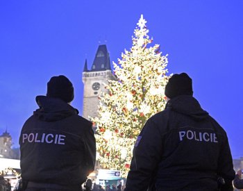 Pražští záchranáři o silvestru posílí služby, v centru budou i stovky policistů