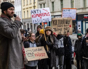 Proti změně zákona o propagaci komunismu v Praze protestovalo asi 50 lidí