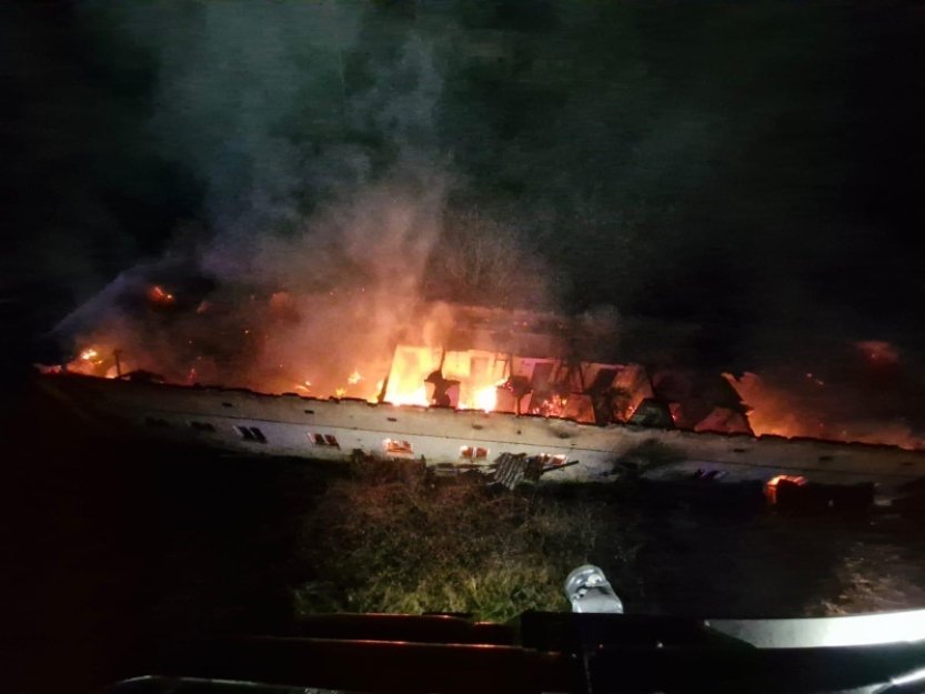 Hasiči zasahovali u požáru bývalého hotelu v Rabyni, u Hracholusek shořela chata