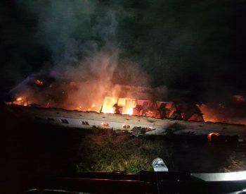 Hasiči zasahovali u požáru bývalého hotelu v Rabyni, u Hracholusek shořela chata