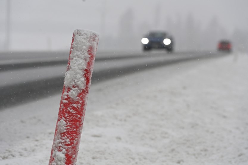 Na silnicích se dnes ráno místy tvoří sněhové jazyky