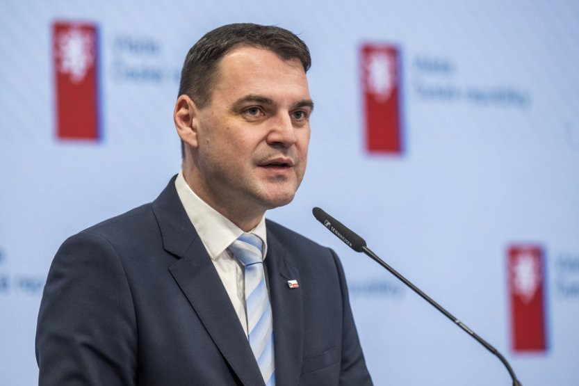 Macinka nepovažuje za vhodné Zvaryčovo hodnocení Okamurových výroků