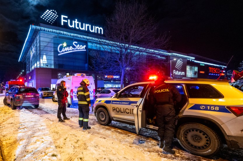 Muž v hradeckém obchodním centru zranil nožem dva lidi