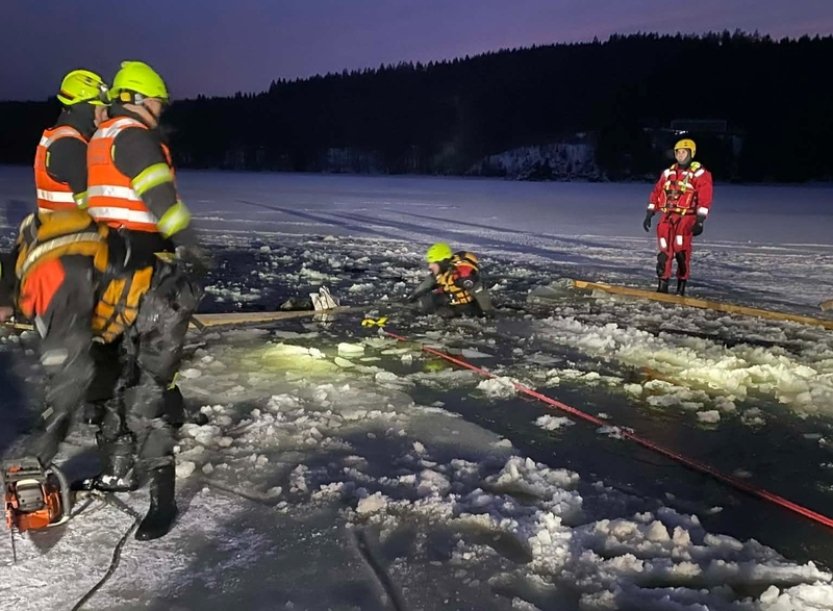 Na zamrzlém Lipně se potopila čtyřkolka, připravovola bruslařskou magistrálu