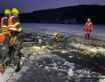 Na zamrzlém Lipně se potopila čtyřkolka, připravovola bruslařskou magistrálu