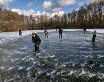 Experti varují, aby lidé na zamrzlé řeky vstupovali jen při tloušťce ledu 10 cm