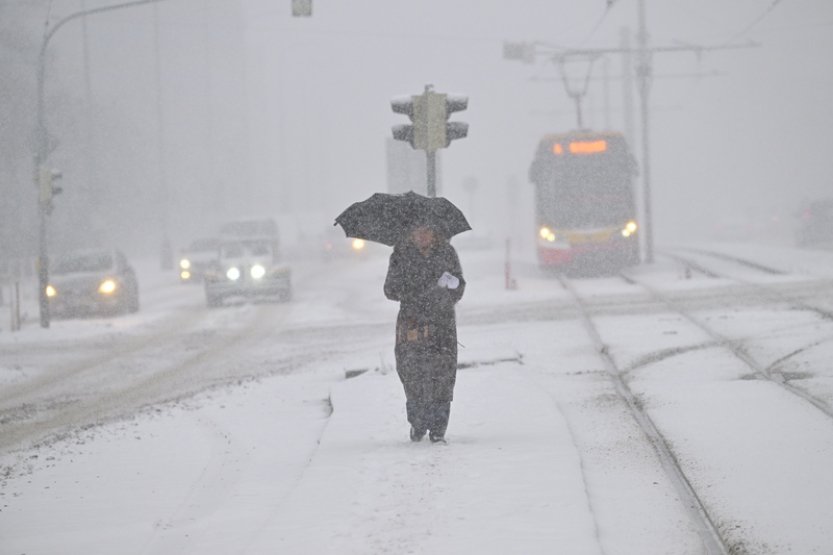 Sněžení v Praze komplikuje dopravu, kamiony zablokovaly silnice