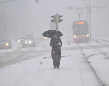 Sněžení v Praze komplikuje dopravu, kamiony zablokovaly silnice