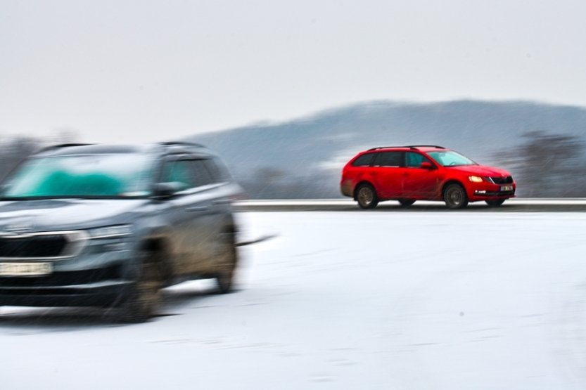Na silnicích je rozbředlý nebo ujetý sníh