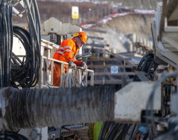 Lidé pracující venku mají v mrazu častější přestávky, dostávají teplé nápoje