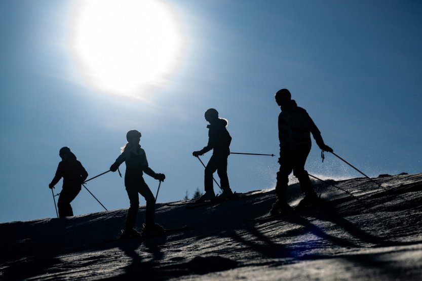 Hory na západě Čech jsou zasněžené, míří do nich tisíce lidí