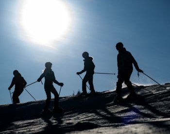 Hory na západě Čech jsou zasněžené, míří do nich tisíce lidí