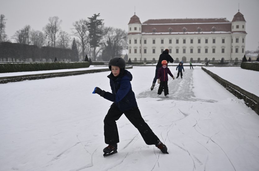 Bruslaři vyrazili na zamrzlé kanály v zahradě holešovského zámku