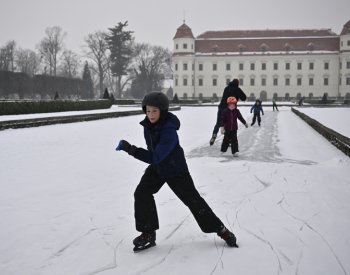 Bruslaři vyrazili na zamrzlé kanály v zahradě holešovského zámku