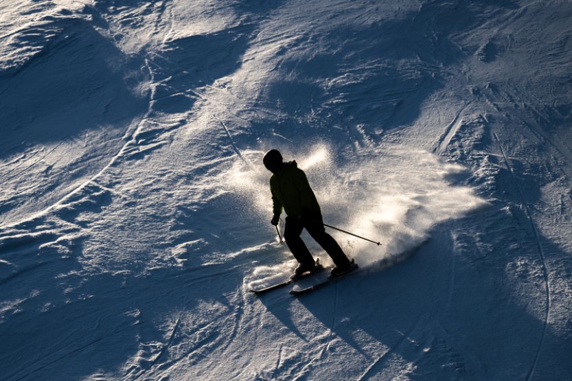 Lyžaři v Krkonoších zaplnili některá parkoviště, třeba pod lanovkou v J.Lázních