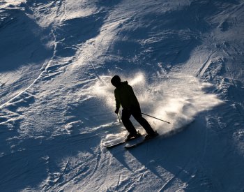 Lyžaři v Krkonoších zaplnili některá parkoviště, třeba pod lanovkou v J.Lázních