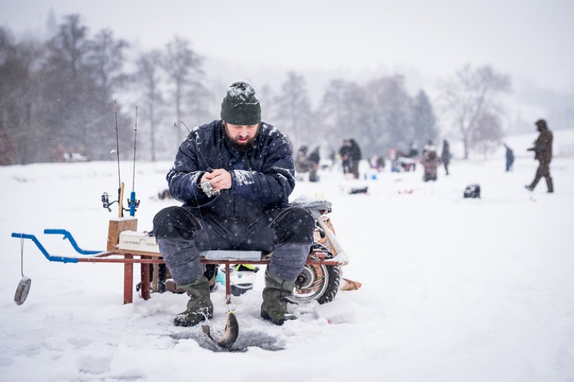 Na zamrzlém rybníku v Dalečíně na Ždársku začal rybolov na dírkách