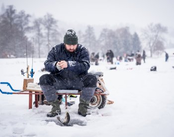 Na zamrzlém rybníku v Dalečíně na Ždársku začal rybolov na dírkách