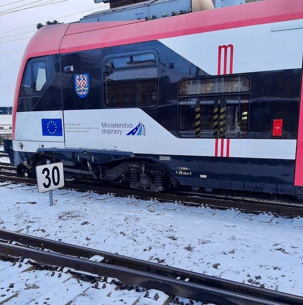 V Brně na hlavním nádraží vykolejila lokomotiva při posunu, provoz byl omezený