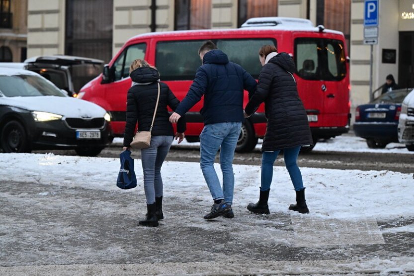 Ledovka omezila provoz v ČR, přibylo dopravních nehod i úrazů