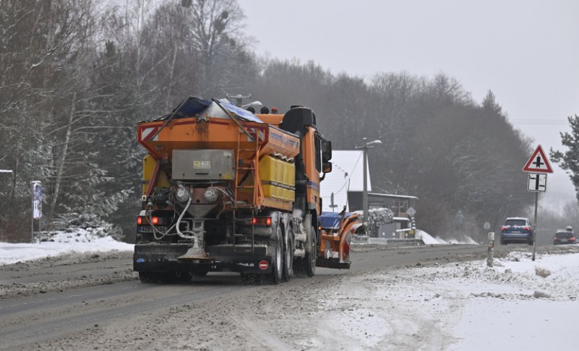 Silnice jsou s opatrností sjízdné, někde hrozí ledovka