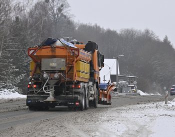 Silnice jsou s opatrností sjízdné, někde hrozí ledovka