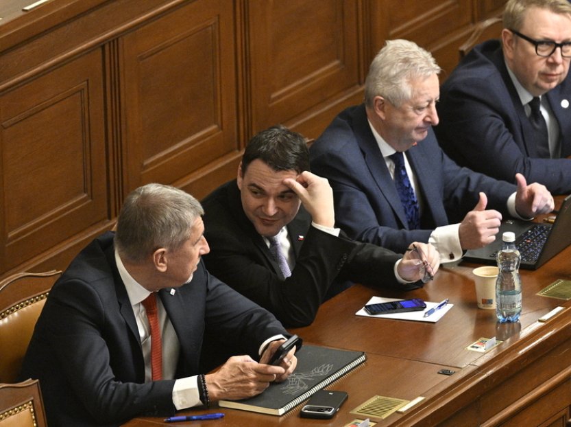 Sněmovna bude třetím dnem pokračovat v debatě k důvěře v Babišovu vládu