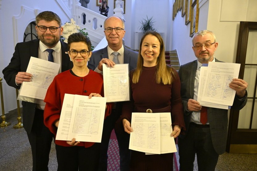 Opozice opět neprosadila návrh, aby Sněmovna jednala o Okamurově odvolání