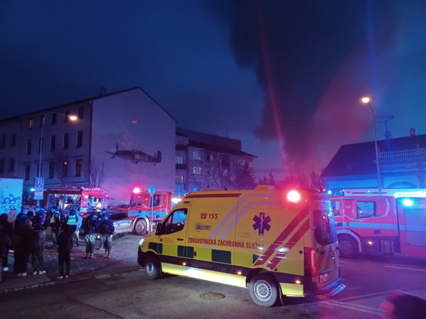 U brněnského centra vyhořela budova ve vnitrobloku, škodu určí hasiči v neděli