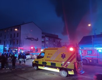 U brněnského centra vyhořela budova ve vnitrobloku, škodu určí hasiči v neděli