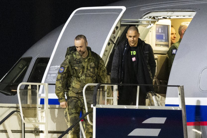 V Praze přistálo letadlo s Čechem, kterého věznili ve Venezuele