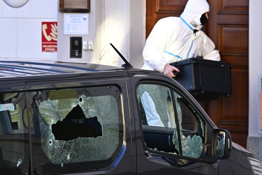 Při střeleckém útoku zemřel zaměstnanec úřadu v Chřibské, útočník se zastřelil