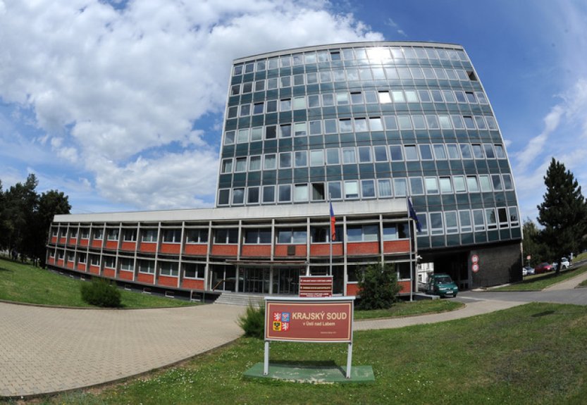 Soud se začne zabývat ženou, která v Ústí odložila novorozence do kontejneru