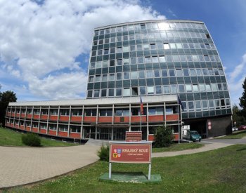 Soud se začne zabývat ženou, která v Ústí odložila novorozence do kontejneru