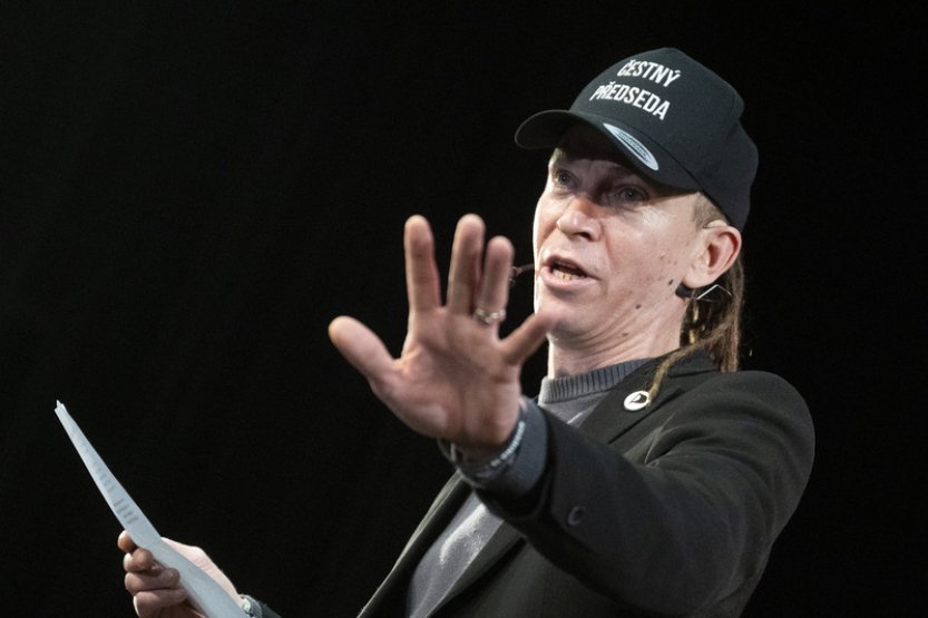 Neznámý pachatel poškodil sekyrou výlohu kanceláře poslance Bartoše