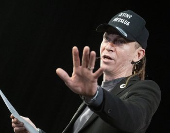 Neznámý pachatel poškodil sekyrou výlohu kanceláře poslance Bartoše