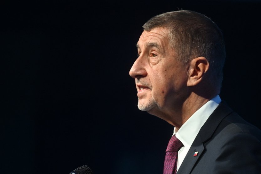 Babiš má spor kolem L-159 za umělý, Pavel už podle něho vede kampaň