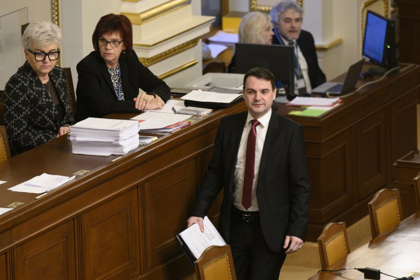 Opozice navrhla, aby Sněmovna jednala o údajném Macinkovým vydíráním Pavla
