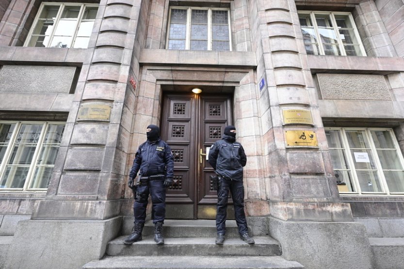 Při zásahu na černošickém úřadu v Praze zadržela policie 16 lidí