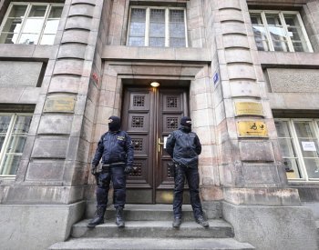 Při zásahu na černošickém úřadu v Praze zadržela policie 16 lidí